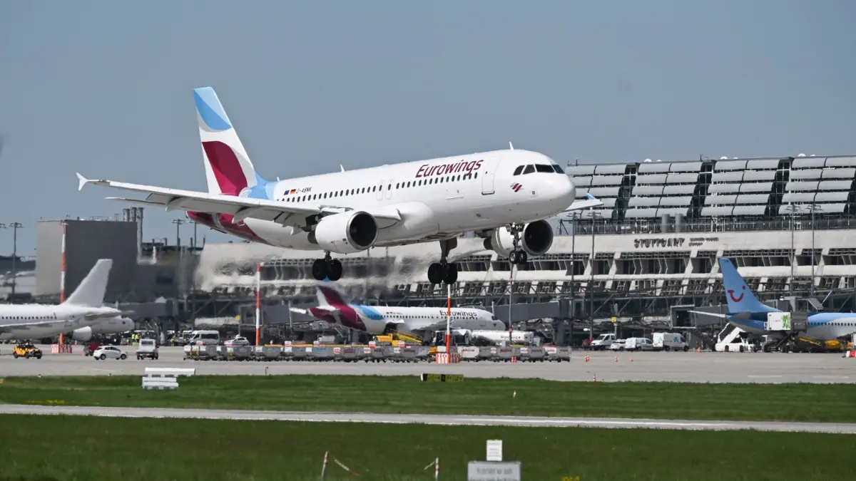 ARCHIV - 28.04.2025, Baden-Württemberg, Stuttgart: Ein Flugzeug der Fluggesellschaft Eurowings landet auf dem Stuttgarter Flughafen. (zu dpa: «Deutsche Flug-Passagiere müssen mehr bezahlen») Foto: Bernd Weißbrod/dpa +++ dpa-Bildfunk +++