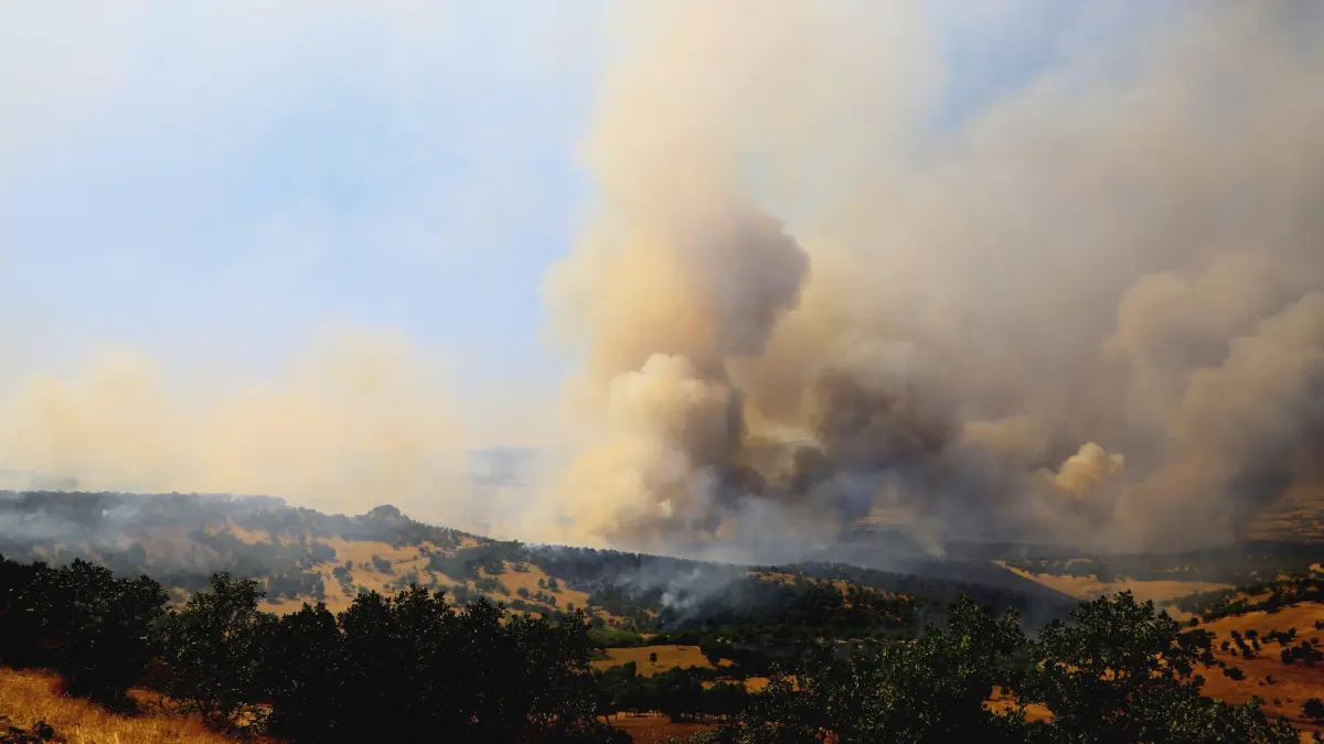 epa04889006 A picture made available on 19 August 2015 shows smoke rising during armed clashes between Turksih soldiers and PKK militants at Lice district in Diyarbakir on 18 August 2015. Four Turkish soldiers dead during clashes reports Turkish media. A ceasefire between the government and PKK collapsed in July 2015, after holding for more than two years. Most PKK attacks since have focused on security forces. EPA/STR ++ +++ dpa-Bildfunk +++