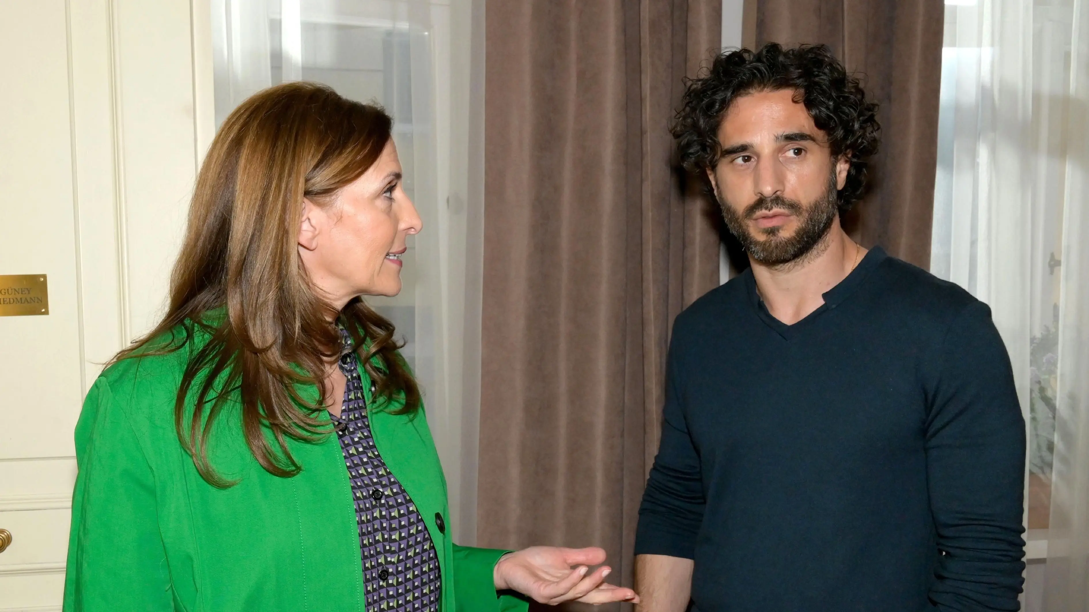 Katrin (Ulrike Frank) will nicht mehr mit Tobias (Jan Kittmann) zusammenarbeiten.