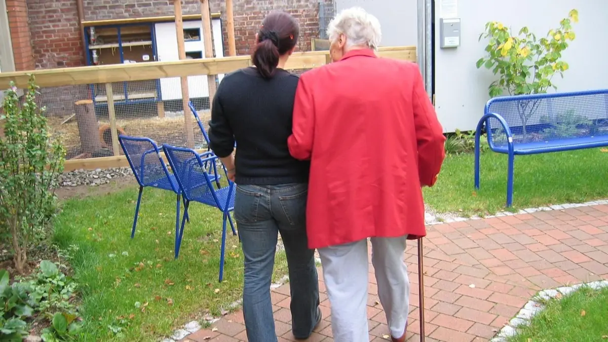 Die Zahl der pflegebedürftigen Menschen steigt. Die Lücken im Dienstplan von Pflegeheimen werden vielerorts mit Leasingkräften gestopft. Das treibt die Kosten in die Höhe.