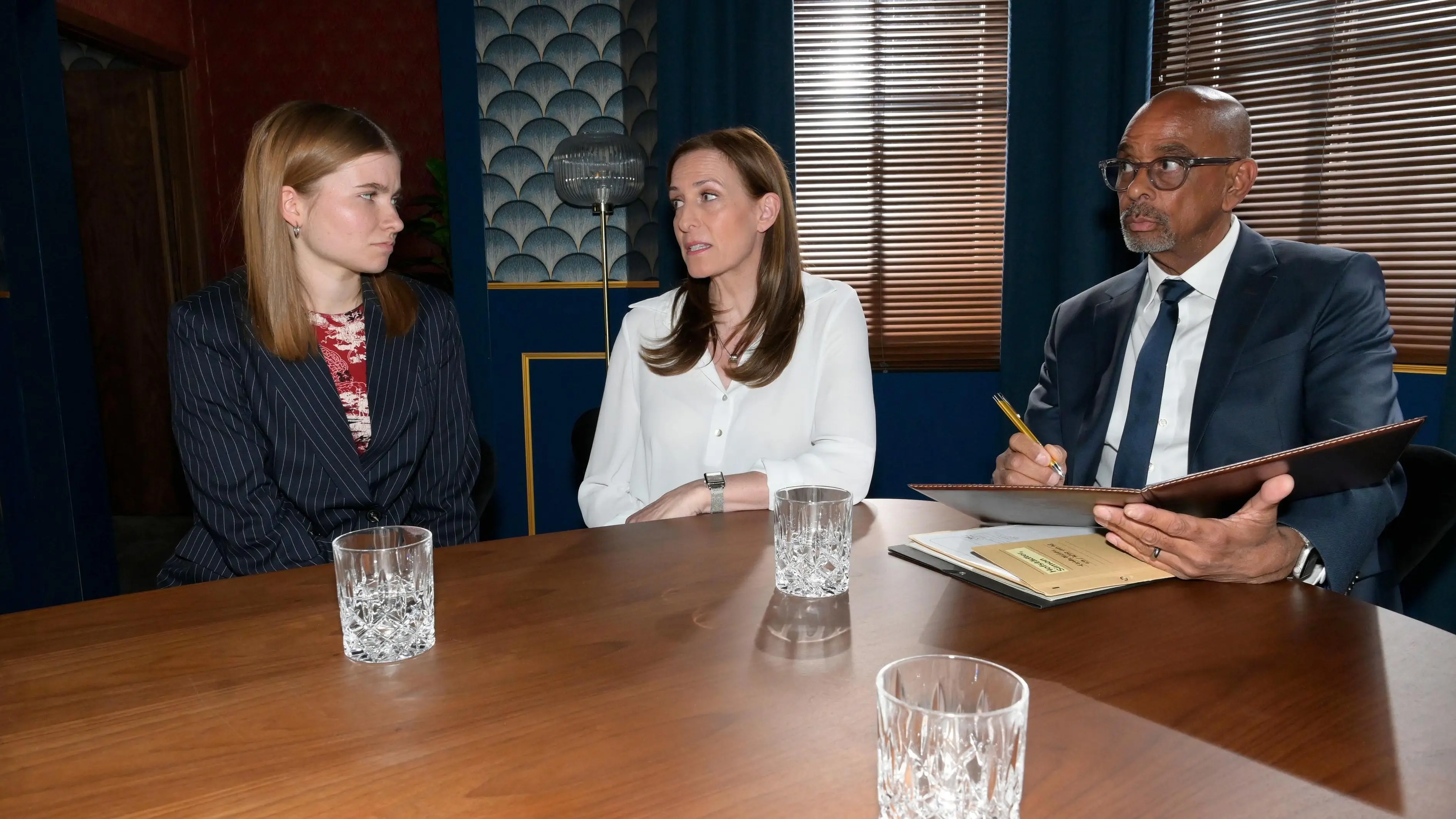 Katrin Flemming (Ulrike Frank, M.) hofft, dass Johanna (Charlott Reschke) bei der Vorsorgevollmacht von Jo Gerner fair behandelt wird. Dschungelcamp-Star Pierre Sanoussi-Bliss spielt die Rolle Konrad Walther.