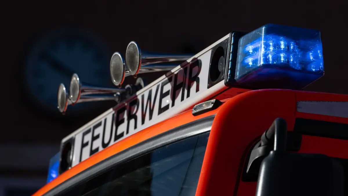 Feuerwehr Symbolbild: ILLUSTRATION - 08.11.2023, Baden-Württemberg, Stuttgart: Blaulicht ist während eines Pressetermins auf einem Einsatzfahrzeug der Feuerwehr Stuttgart zu sehen. (zu dpa: «Haus brennt in Horb - Löscharbeiten schwierig») Foto: Marijan Murat/dpa +++ dpa-Bildfunk +++