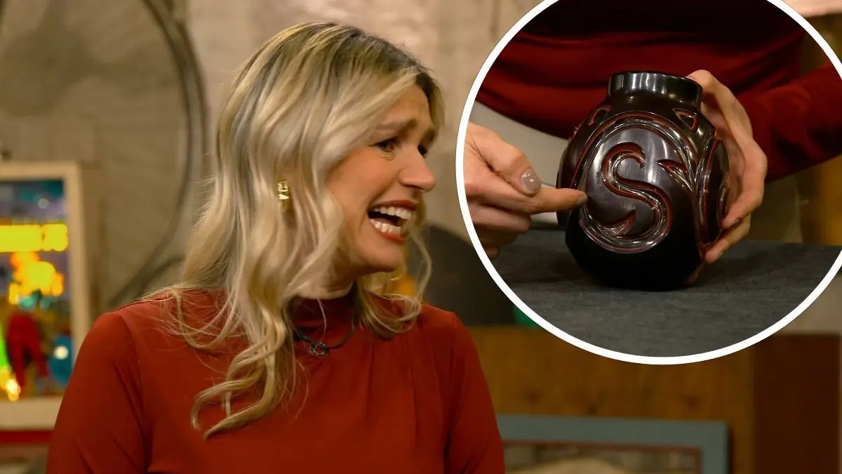 Dr. Bianca Berding ist schockiert über den schlechten Zustand der Vase.