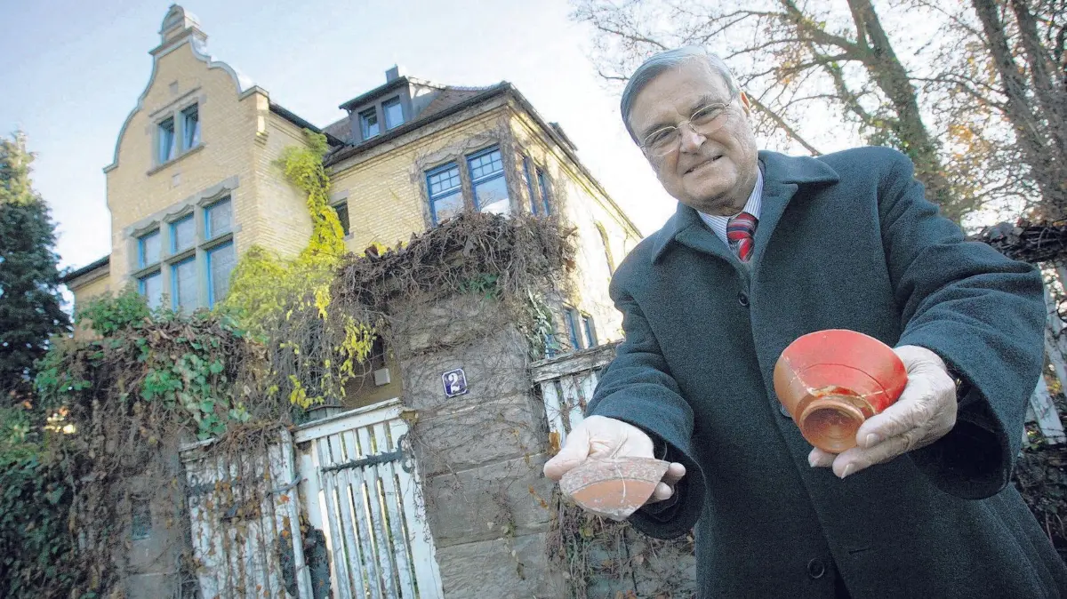 (ohne Überschrift): Vorsicht: Dieses Foto ist möglicherweise nur für den einstigen Verlag Schwäbisches Tagblatt verwendbar. Rottenburg, Dieter Planck vor seinem Geburtshaus, Villa Planck, Jahnstrasse 2, mit Scherben, die er dort gefunden hat. Bild: Mozer
18-11-2009 / Bild: MOZER