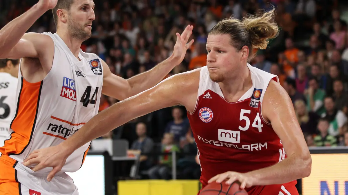 John Bryant (FC Bayern Muenchen) im Zweikampf gegen Trent Plaisted (ratiopharm Ulm), Aktion, Querformat, quer, landscape, horizontal,
Basketball, Testspiel, ratiopharm Ulm vs. FC Bayern Muenchen, 29.09.2013,