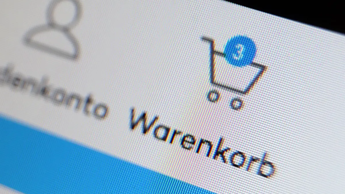 Warenkorb im Internet: ARCHIV - 24.04.2017, Bayern, Kempten: Das Symbol eines Warenkorbes, beziehungsweise eines Einkaufswagen, fotografiert von der Webseite eines Internethändlers. (zu dpa: «Widerruf per Klick: Neuerungen bei Online-Käufen geplant») Foto: Karl-Josef Hildenbrand/dpa +++ dpa-Bildfunk +++