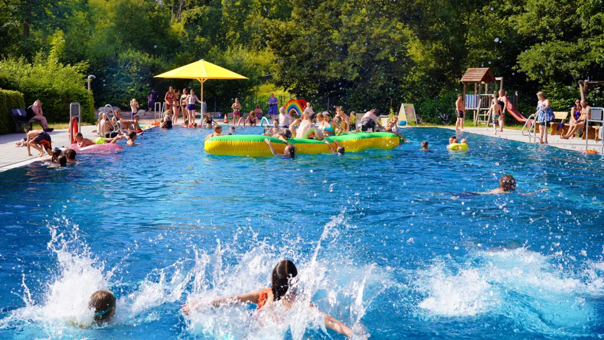 Das kleine, feine Freibad im Ortsteil Rieden ist bei den Rosengartenern beliebt. Der Vertrag zwischen den Haller Stadtwerkenals Betreibern und der Gemeinde Rosengarten läuft mit Ende der Badesaison 2026 aus. Wie es danach für das Bädle weitergeht ist ungewiss. Foto: Beatrice Schnelle