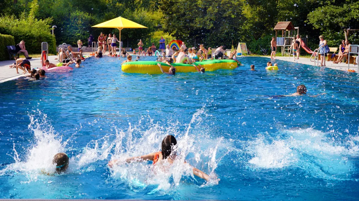 Das kleine, feine Freibad im Ortsteil Rieden ist bei den Rosengartenern beliebt. Der Vertrag zwischen den Haller Stadtwerkenals Betreibern und der Gemeinde Rosengarten läuft mit Ende der Badesaison 2026 aus. Wie es danach für das Bädle weitergeht ist ungewiss. Foto: Beatrice Schnelle