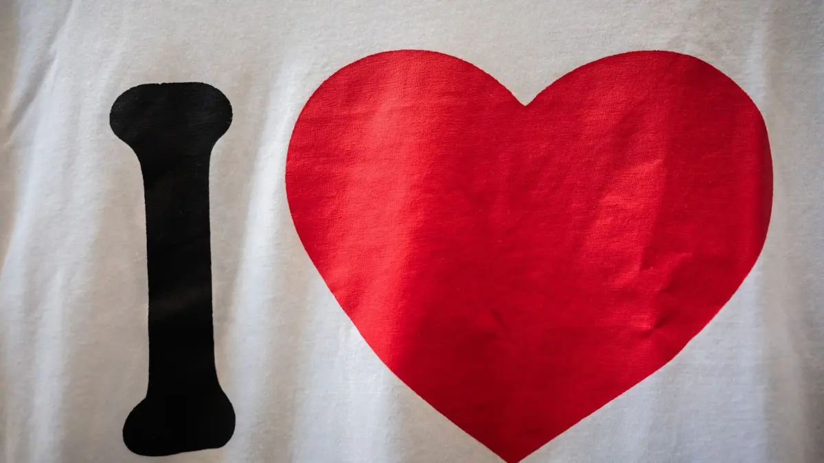„I love“-Symbol auf Bekleidung