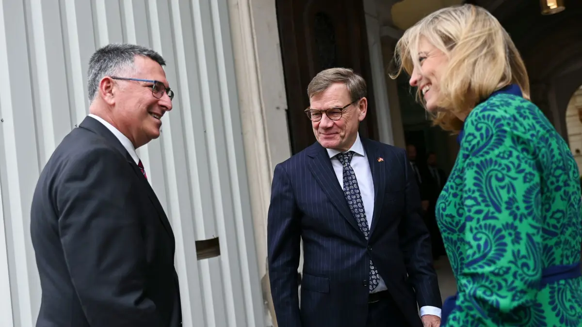 Außenminister Wadephul in Wien: 10.07.2025, Österreich, Wien: Beate Meinl-Reisinger (r), Außenministerin von Österreich, und Johann Wadephul (CDU, M), Bundesaußenminister, begrüßen Gideon Saar, Außenminister von Israel, im Bundesministerium für Europäische und internationale Angelegenheiten der Republik Österreich. Bei den Treffen sollen der Konflikt im Gazastreifen und das iranische Nuklearprogramm im Fokus stehen. Foto: Katharina Kausche/dpa +++ dpa-Bildfunk +++