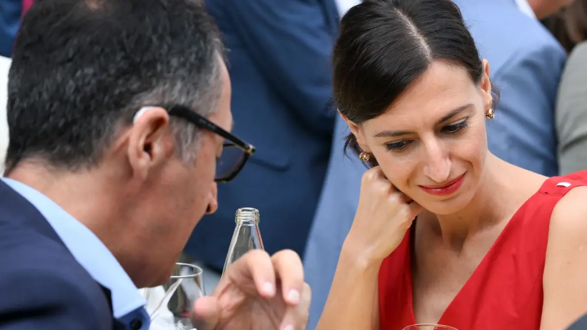 „Stallwächterparty“ Landesvertretung Baden-Württemberg: 10.07.2025, Berlin: Cem Özdemir (Bündnis 90/Die Grünen), Spitzenkandidat von Bündnis 90/Die Grünen für die Landtagswahl in Baden-Württemberg, und seine Partnerin Flavia Zaka unterhalten sich auf der 60. "Stallwächterparty" in der Landesvertretung Baden-Württemberg. Foto: Jens Kalaene/dpa +++ dpa-Bildfunk +++