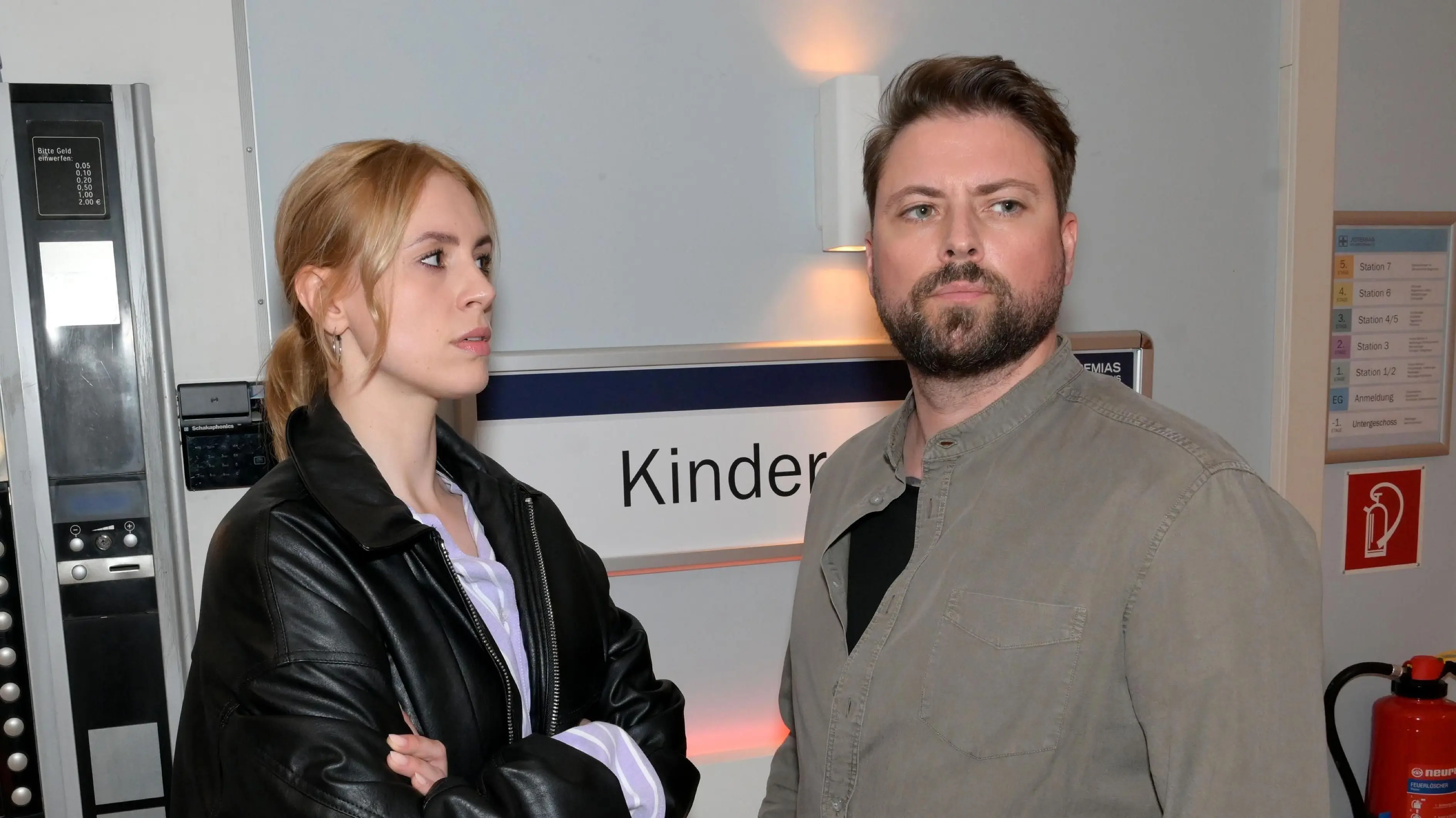 Zoe (Lara Dandelion Seibert) und John (Felix von Jascheroff) wollen sich jeweils um ihre Tochter Clara kümmern.