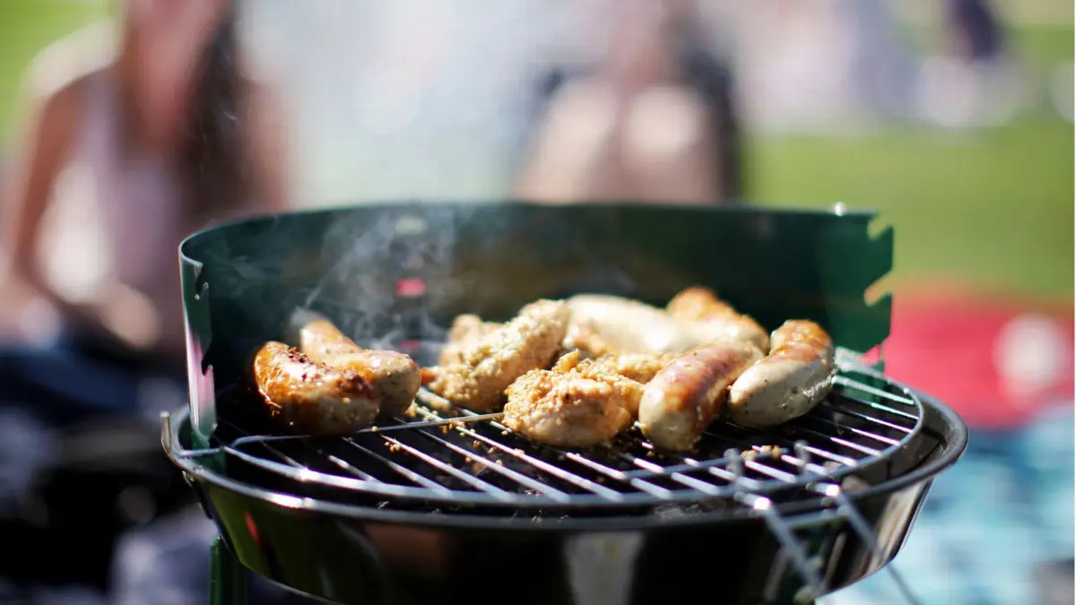 ARCHIV - Würstchen liegen am Samstag (02.04.2011) am Aachener Weiher in Köln auf einem Grill. Bestes Freibad- und Grillwetter in Sicht: Der meteorologische Sommer ist am Montag zwar bei äußerst bescheidenem Wetter gestartet, doch spätestens zum Beginn des langen Wochenendes kommen Wärme und Sonne nach Nordrhein-Westfalen. Foto: Rolf Vennenbernd dpa/lnw +++(c) dpa - Bildfunk+++