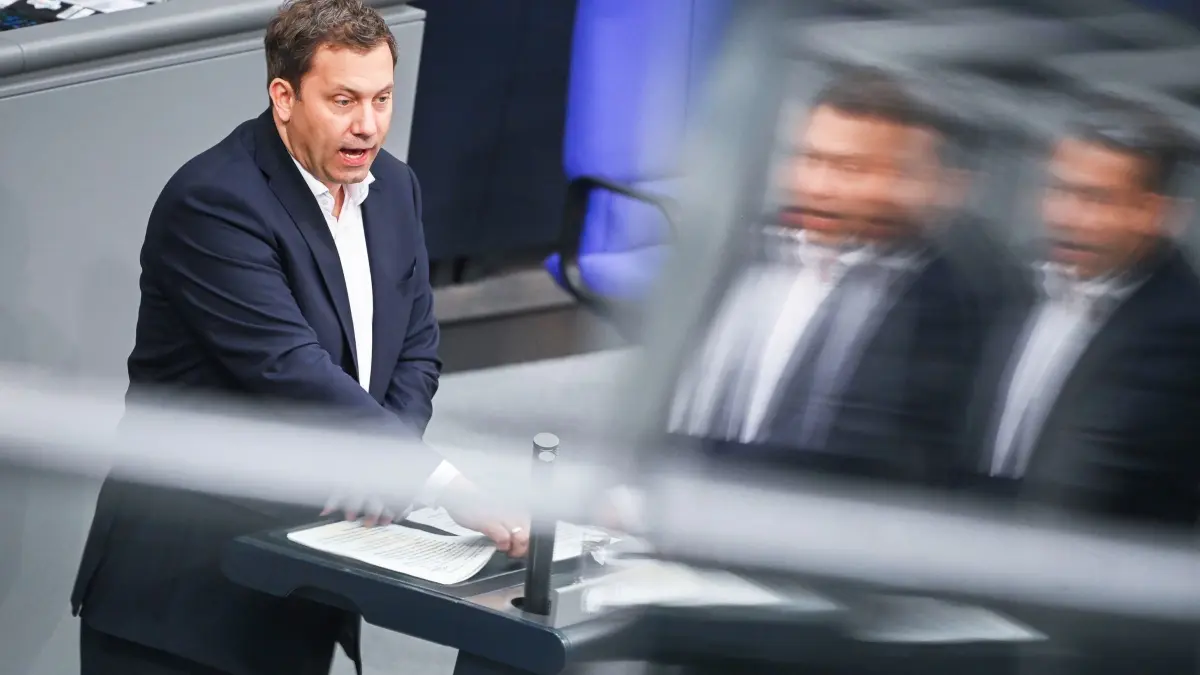 Bundestag: 11.07.2025, Berlin: Lars Klingbeil (SPD), Bundesminister der Finanzen, Vizekanzler und SPD-Bundesvorsitzender, spricht im Bundestag bei der Fortsetzung der Haushaltsberatungen zu den Abgeordneten. Foto: Katharina Kausche/dpa +++ dpa-Bildfunk +++