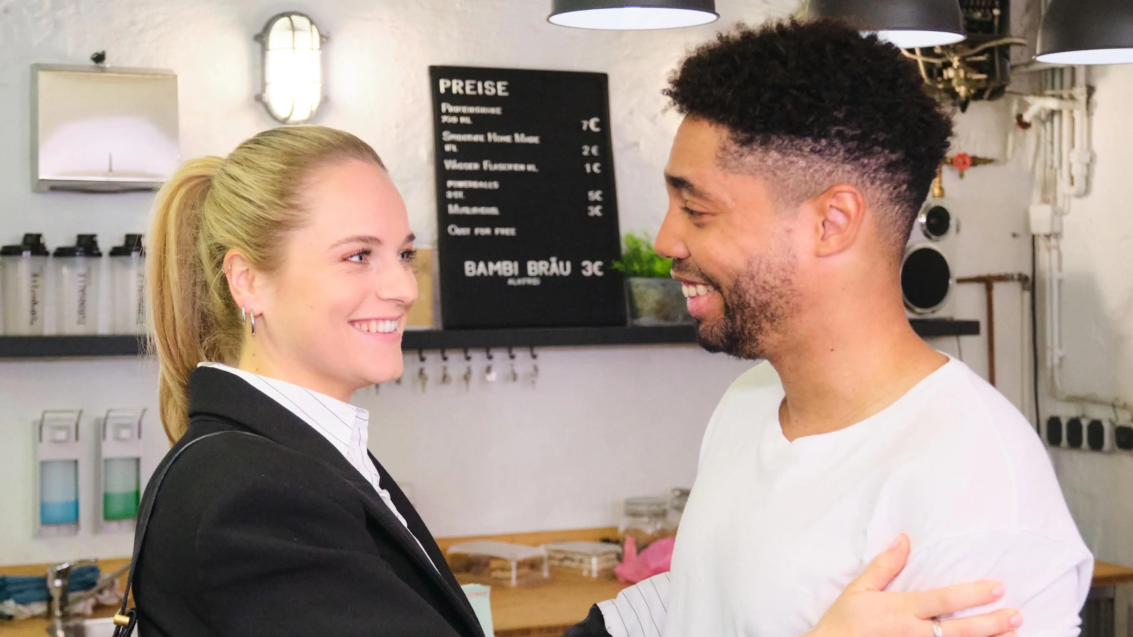 Theo (Julius Dombrink) kommt Cecilia (Carina Koller) unverhofft näher.
+++ Die Verwendung des sendungsbezogenen Materials ist nur mit dem Hinweis und Verlinkung auf RTL+ gestattet. +++