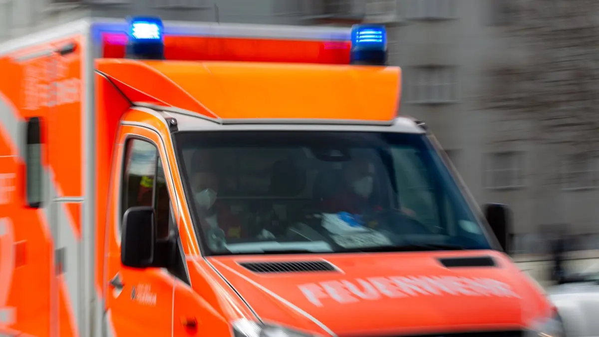 Rettungswagen: ARCHIV - 25.02.2022, Berlin: Ein Rettungswagen der Feuerwehr fährt auf einer Straße (Aufnahme mit Langzeitbelichtung). (zu dpa: «Gegen Baum gefahren - Autofahrer in Pankow verletzt») Foto: Fernando Gutierrez-Juarez/dpa +++ dpa-Bildfunk +++