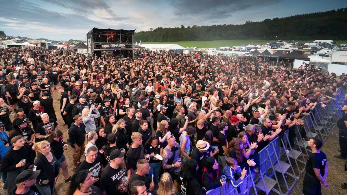 Tausende feiern in Laichingen auf dem Festival "Rock dein Leben"Laichingen Flugplatz Openair