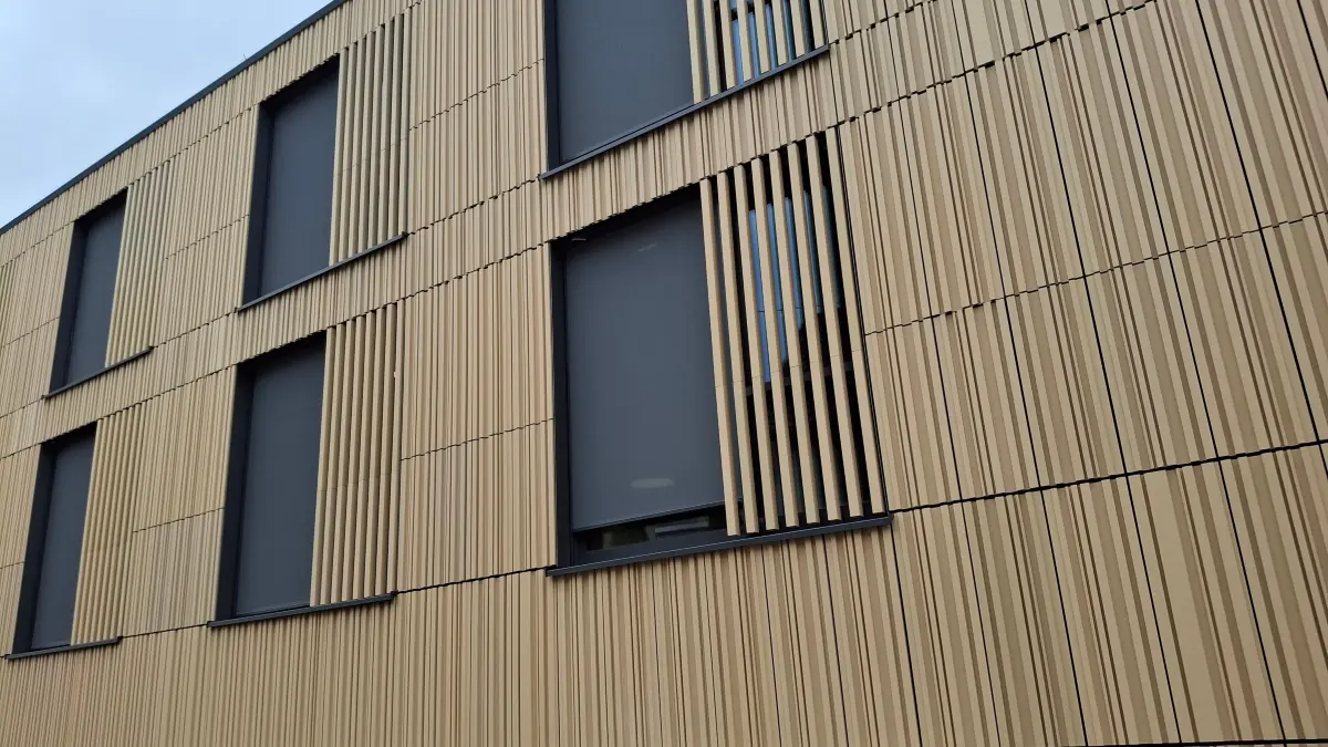 Fassade mit Keramik-Platten am neuen Ofterdinger Rathaus.