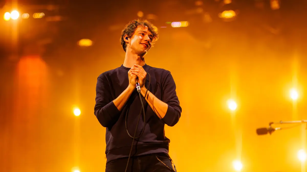 Frontmann Henning May, Sänger und Ukulele-Spieler der Band AnnenMayKantereit, singt auf dem Southside Festival. Das Festival zählt zu den größten deutschen Open-Air-Festivals. (zu dpa: «Viel Stimmung und Stars: So war das «Southside»-Festival») +++ dpa-Bildfunk +++