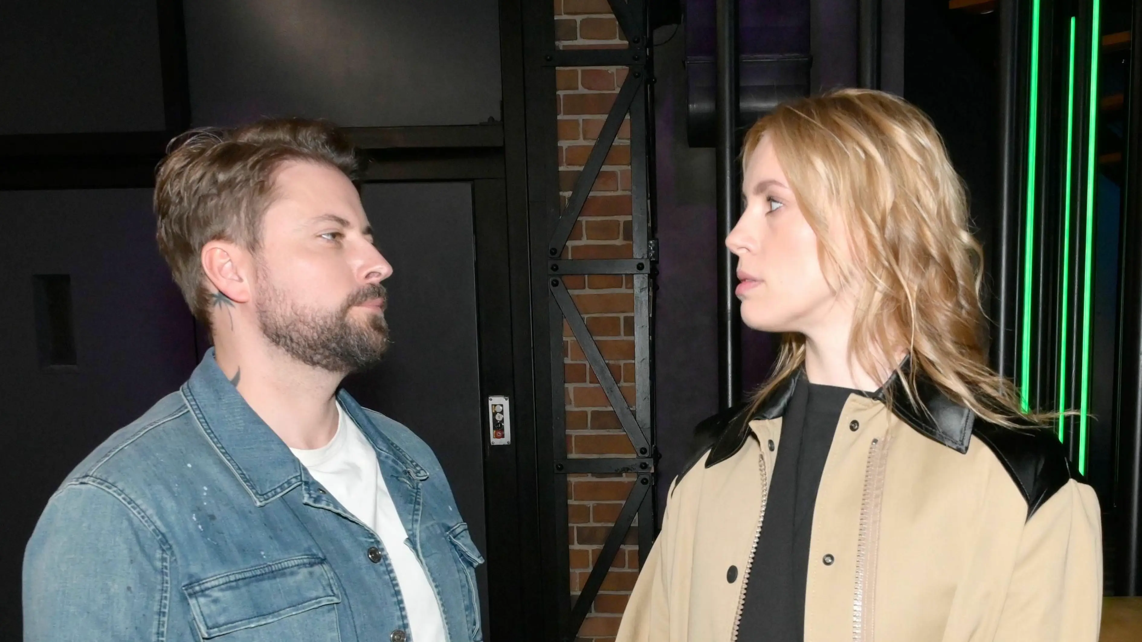 John (Felix von Jascheroff, l.) und Zoe (Lara Dandelion Seibert) kämpfen aktuell um das Sorgerecht für Clara.