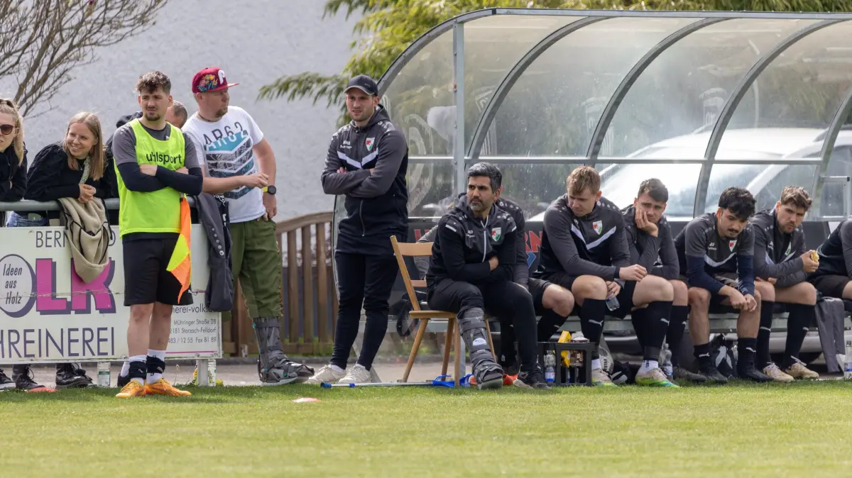 Nach seinem Achillessehnenriss ist Ümit Dagistan (links) zum Zuschauen verdammt. Der Trainer hat sich gefreut, dass er die Bezirksauswahl zusammenstellen durfte. ⇥ Foto: Eibner/Thiemann Kirsten