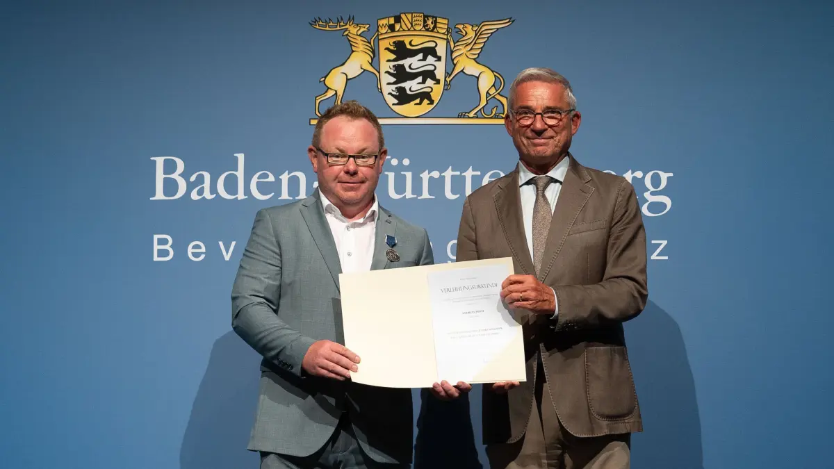 Der Innenminister Thomas Strobl verleiht die Bevölkerungsschutz-Ehrenzeichen 2025 in der Harmonie in Heilbronn, darunter wurde auch der Einsatz von Geislingens Bauhofleiter Andreas Hoch gewürdigt.