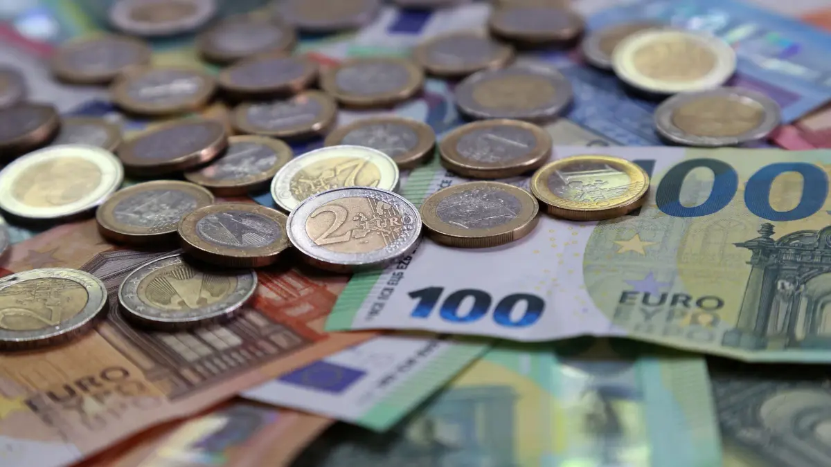 Gemeinschaftswährung Euro: ILLUSTRATION - 15.05.2024, Bayern, Kaufbeuren: ILLUSTRATION Verschiedene Euro-Banknoten und Euro-Münzen liegen auf einem Tisch. (zu dpa: «EU-Haushalt: Kommission will Abgabe für große Unternehmen») Foto: Karl-Josef Hildenbrand/dpa +++ dpa-Bildfunk +++