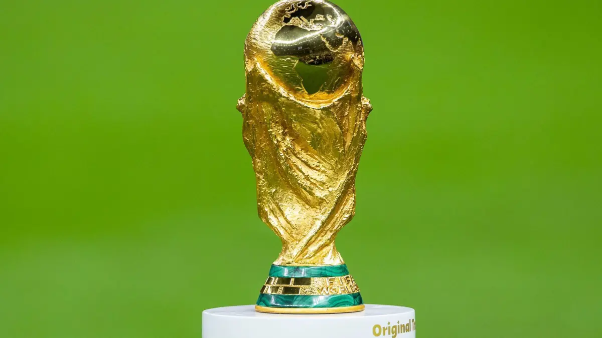 WM-Trophäe: ARCHIV - 18.12.2022, Katar, Lusail: Fußball: WM, Argentinien - Frankreich, Finalrunde, Finale, Lusail Stadion, Der WM - Pokal steht vor dem Spiel auf dem Rasen. Der neue Weltmeister wird im kommenden Jahr gekrönt. (zu dpa: «Dann können Tickets für die WM 2026 bestellt werden») Foto: Tom Weller/dpa +++ dpa-Bildfunk +++