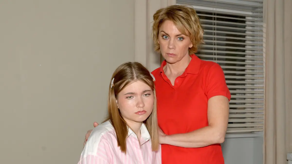 Johanna (Charlott Reschke, l.) und Yvonne (Gisa Zach) fällt es schwer, Gerner leiden zu sehen.