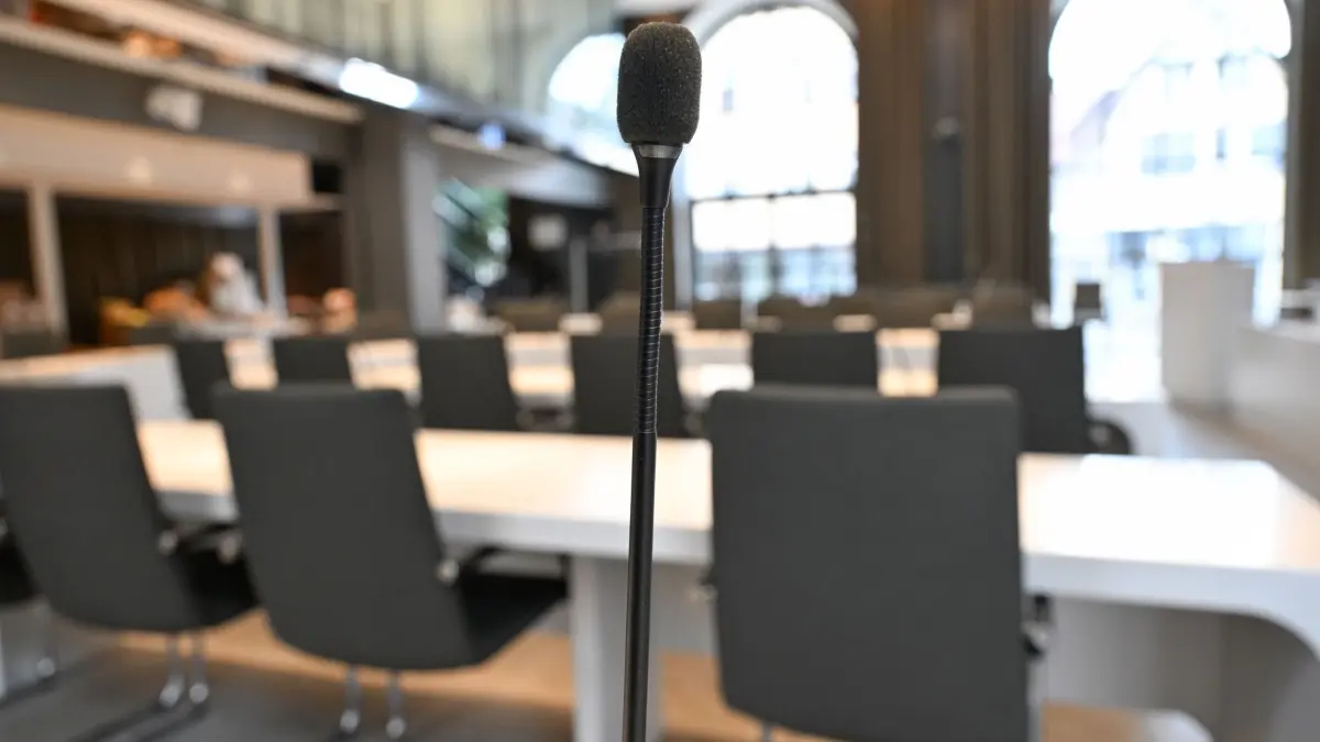 Ratssaal für Gemeinderatssitzungen: ARCHIV - 31.05.2024, Baden-Württemberg, Schorndorf: Ein Ratssaal in dem der Gemeinderat seine Sitzungen abhält. (zu dpa: «Land macht Weg für digitale Gemeinderatssitzungen frei») Foto: Bernd Weißbrod/dpa +++ dpa-Bildfunk +++