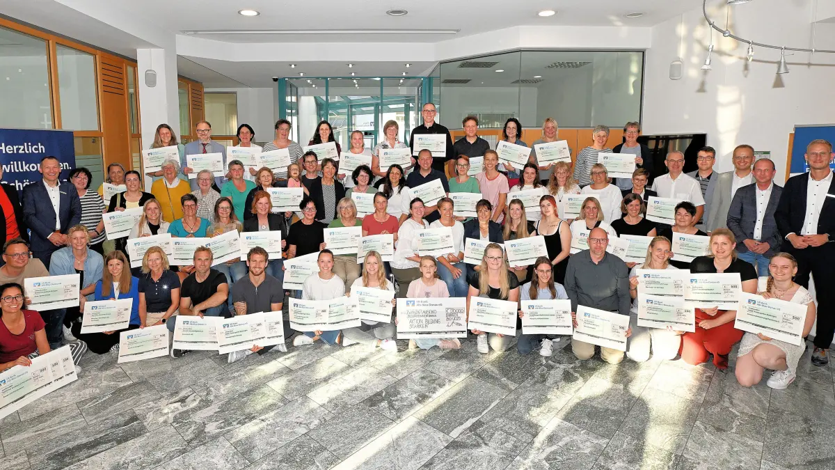 62 Projekte aus 18 Schulen, 21 Kindertagesstätten und drei weiteren Bildungseinrichtungen wurden bei der 16. Auflage "Bildung stärken" der VR-Bank Alb-Blau-Donau und der SÜDWEST PRESSE mit einem Gesamtspendenbetrag in Höhe von 20.000 Euro bedacht.