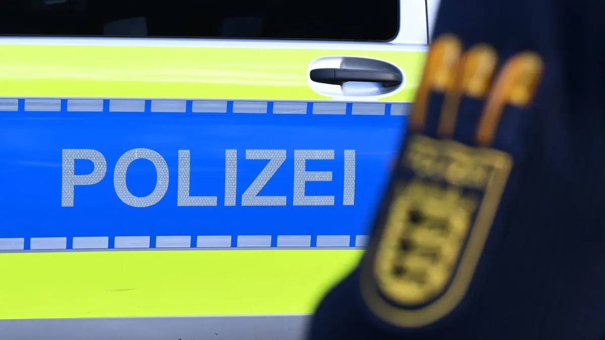 Polizei: ARCHIV - 03.12.2024, Baden-Württemberg, Stuttgart: Das Logo der Polizei auf der Dienstkleidung eines Polizisten. (zu dpa: «Arbeiter finden Leiche in Waldgebiet bei Freiberg») Foto: Bernd Weißbrod/dpa +++ dpa-Bildfunk +++