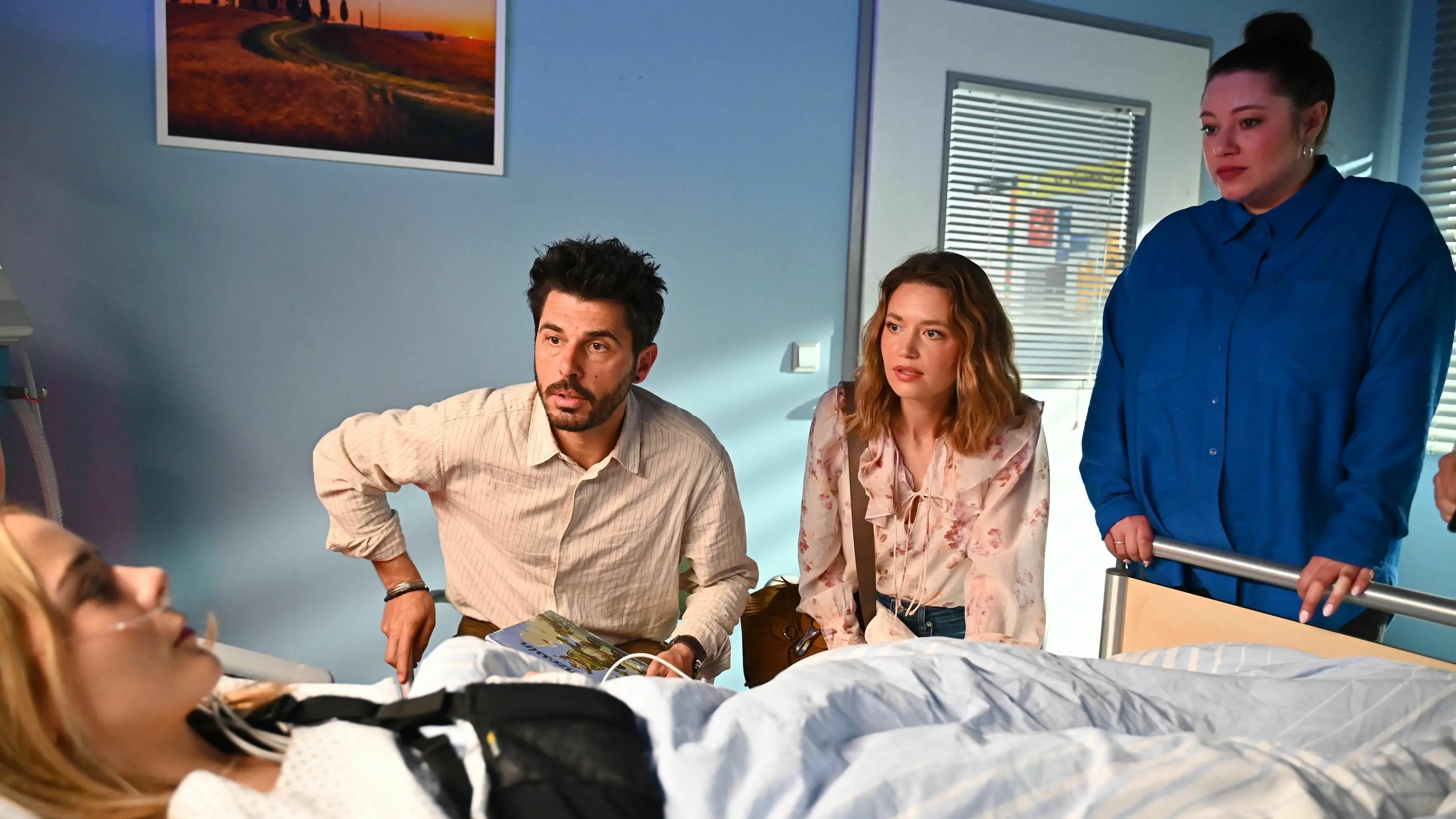 Matteo (Riccardo Angelini) macht sich Sorgen um Valea (Antonia Kolano, l.). Rechts Nathalie (Amrei Haardt) und Vanessa (Julia Augustin, r.)
+++ Die Verwendung des sendungsbezogenen Materials ist nur mit dem Hinweis und Verlinkung auf RTL+ gestattet. +++