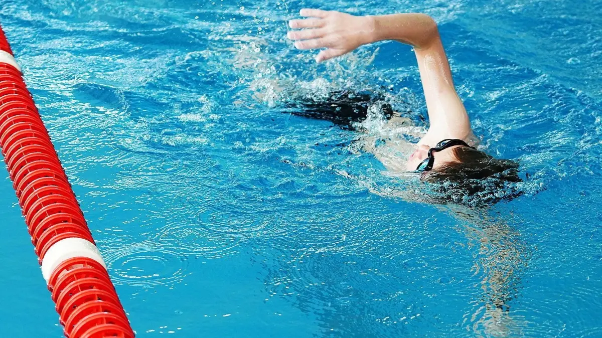 (ohne Überschrift): Vorsicht: Dieses Foto ist möglicherweise nur für den einstigen Verlag Schwäbisches Tagblatt verwendbar. Schwimmabzeichen Hallenbad Horb 22.5.2023.Bild: Karl-Heinz Kuball