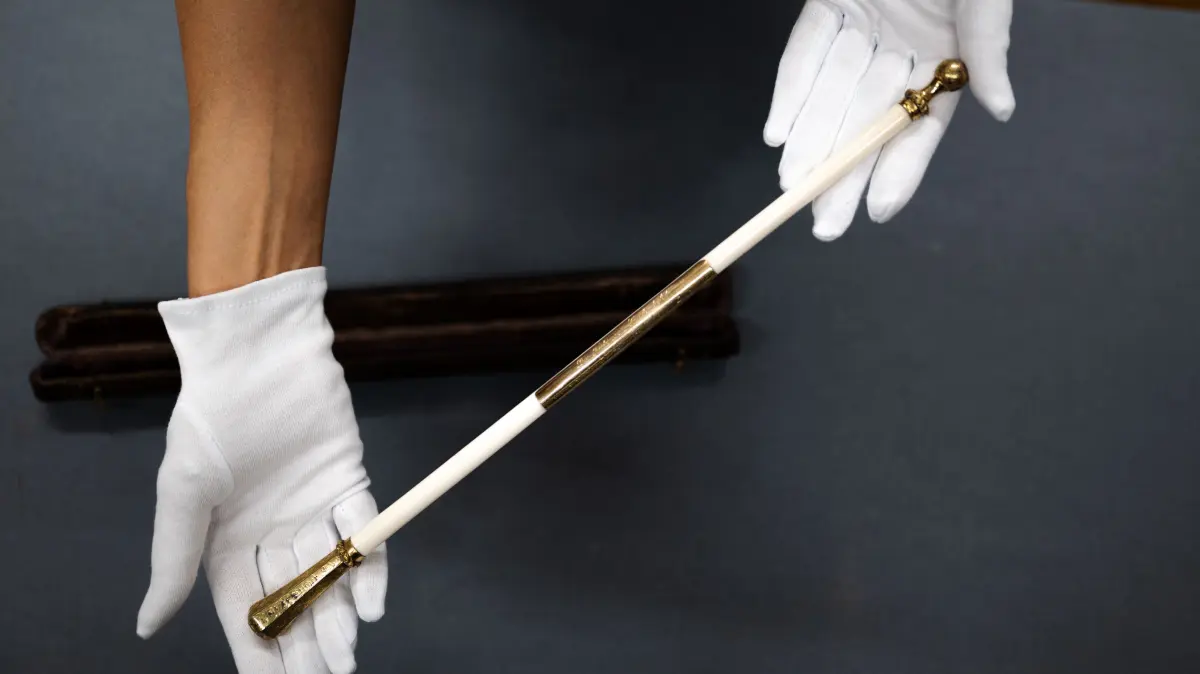 Eines der vielen Dinge aus dem Depot der Städtischen Sammlungen im Theodor-Haering-Haus in der Neckarhalde Tübingen: Der Taktstock von Friedrich Silcher von 1855, den Daniela Übelhör, wissenschaftliche Mitarbeiterin im Stadtmuseum, hier präsentiert.