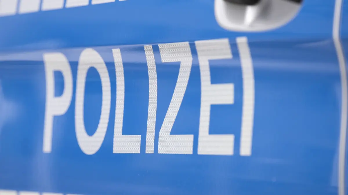 ARCHIV - 25.08.2023, Hessen, Offenbach/M.: Der Schriftzug «Polizei» ist auf einem Streifenwagen zu lesen. (zu dpa: «Diebe stehlen Grabschmuck von Friedhof: 50.000 Euro Schaden») Foto: Boris Roessler/dpa +++ dpa-Bildfunk +++