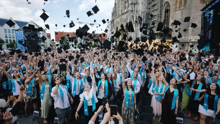 800 Absolventen und Absolventinnen werden gefeiert