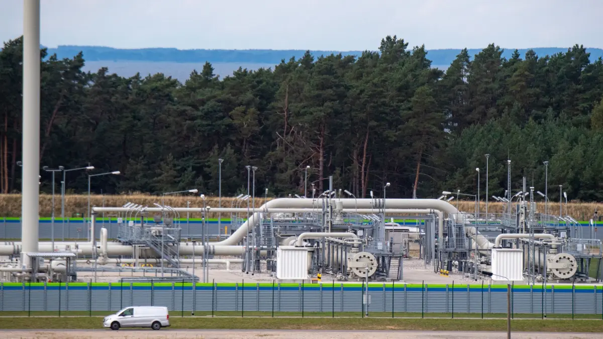 ARCHIV - 26.09.2022, Mecklenburg-Vorpommern, Lubmin: Rohrsysteme und Absperrvorrichtungen in der Gasempfangsstation der Ostseepipeline Nord Stream 2. (zu dpa: «Einigung in Brüssel: EU verhängt neue Russland-Sanktionen») Foto: Stefan Sauer/dpa +++ dpa-Bildfunk +++