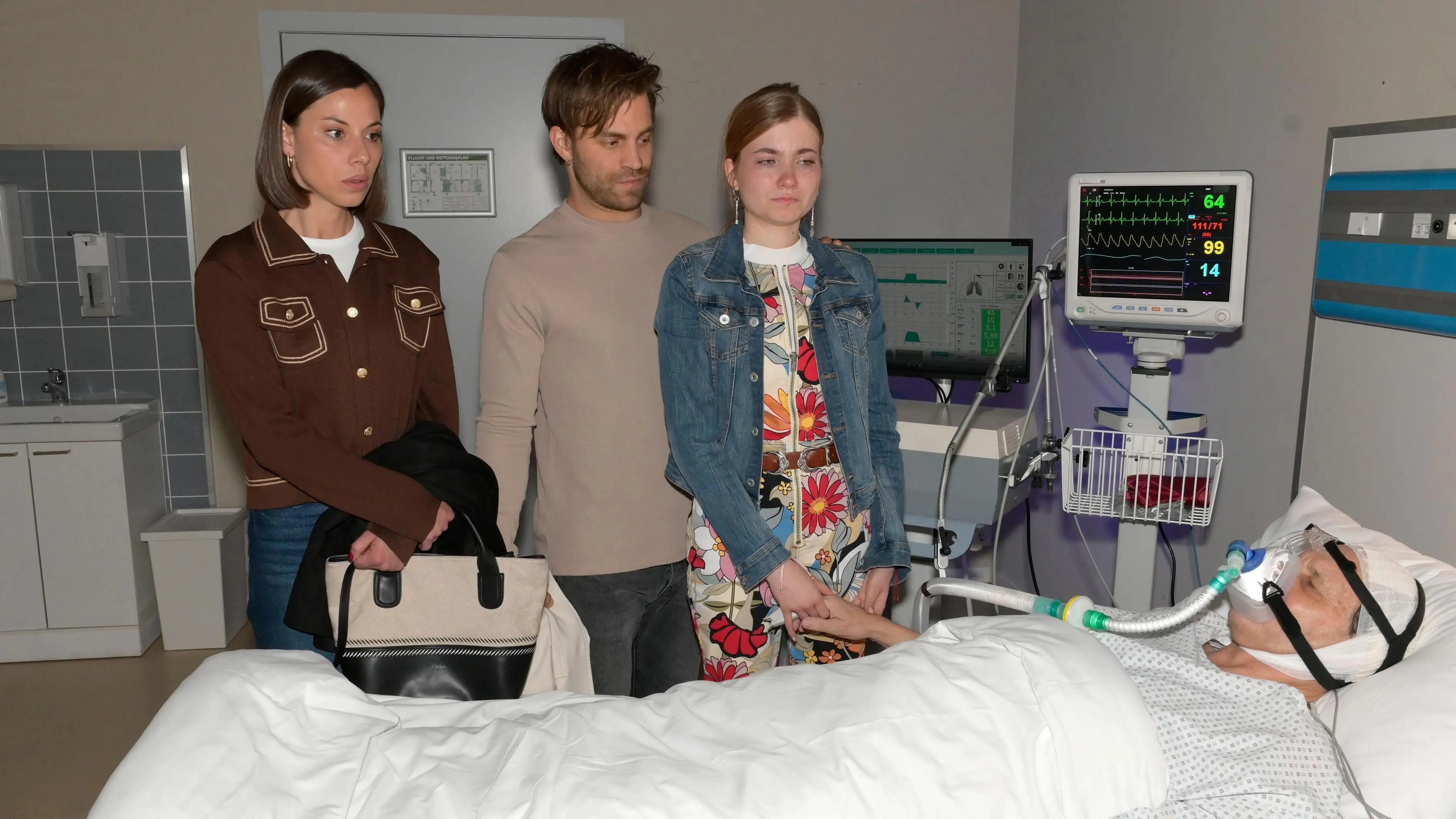 Matilda (Anna-Katharina Fecher, l.), Julian (Onno Buß) und Johanna (Charlott Reschke) machen sich große Sorgen um ihren Vater Jo Gerner (Wolfgang Bahro).