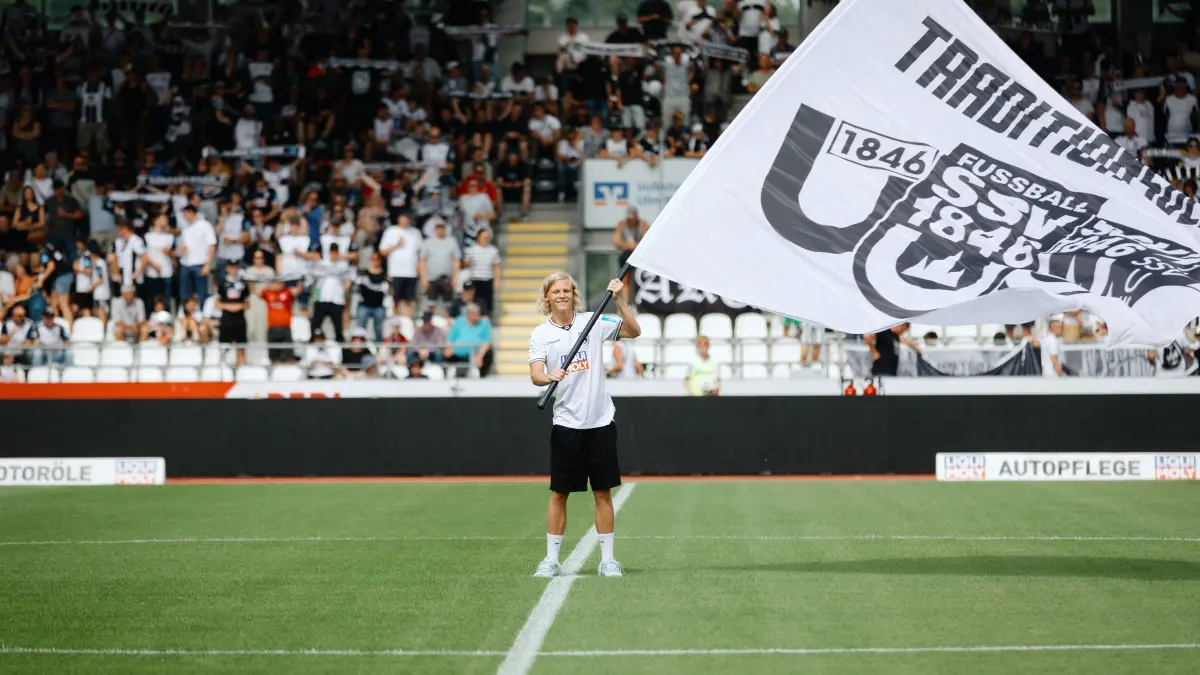 Fußball, Große Saisoneröffnung 2025726 des SSV Ulm 1846 Fußball im Donaustadion und in den neuen Trikots, Testspiel gegen den FC Zürich, Fahne am Mittelpunkt, Tradition, Fusionsgeschichte, 3. Liga