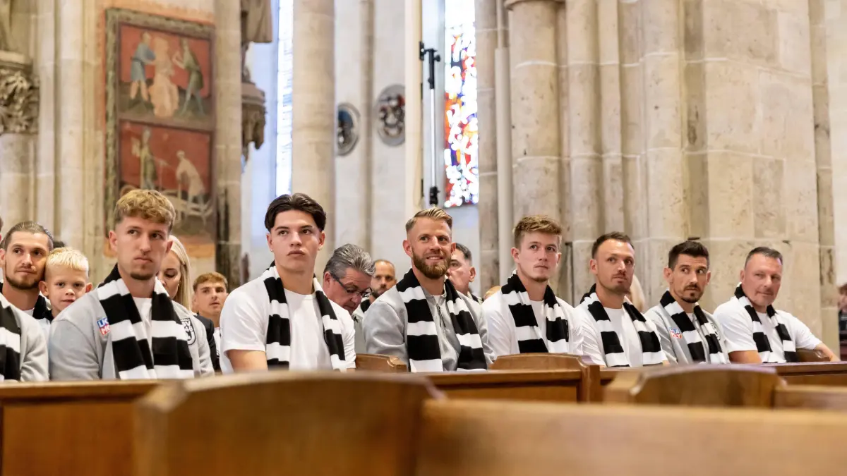 Fussball, Saison 2025/2026, 3. Liga, Schweizer Super League, Donaustadion Ulm, Testspiel Saisoneröffnung 25/26 SSV Ulm 1846 Fußball - FC Zürich, 19.07.2025: Fussball, Saison 2025/2026, 3. Liga, Schweizer Super League, Donaustadion Ulm, Testspiel Saisoneröffnung 25/26 SSV Ulm 1846 Fußball - FC Zürich, 19.07.2025 19.07.2025, Fussball, Saison 2025/2026, 3. Liga, Schweizer Super League, Donaustadion Ulm, Testspiel Saisoneröffnung 25/26 SSV Ulm 1846 Fußball - FC Zürich, SSV-Gottesdienst vor der Saisoneröffnung gegen den FC Zürich im Ulmer Münster, v.l. Spielanalyst Patrick Waltenberger SSV Ulm 1846 Fußball, U19-Spieler 30 Felix Vater SSV Ulm 1846 Fußball, 5 Johannes Reichert C, SSV Ulm 1846 Fußball, Neuzugang 34 Jan Boller SSV Ulm 1846 Fußball, Atlethiktrainer Tim Gulde SSV Ulm 1846 Fußball, Physio Felix Hörger SSV Ulm 1846 Fußball, Torwarttrainer Holger Betz SSV Ulm 1846 Fußball Foto: Lucca Fundel Ulm Ulmer Münster Baden-Württemberg Deutschland *** Football, Season 2025 2026, 3 League, Swiss Super League, Donaustadion Ulm, Test match season opening 25 26 SSV Ulm 1846 Football FC Zurich, 19 07 2025 19 07 2025, Football, Season 2025 2026, 3 League, Swiss Super League, Donaustadion Ulm, Test match season opening 25 26 SSV Ulm 1846 Football FC Zurich, SSV Church service before the season opening against FC Zurich in Ulm Minster, from left match analyst Patrick Waltenberger SSV Ulm 1846 Football , U19 player 30 Felix Vater SSV Ulm 1846 Football , 5 Johannes Reichert C, SSV Ulm 1846 Football , new signing 34 Jan Boller SSV Ulm 1846 Football , athletics coach Tim Gulde SSV Ulm 1846 Football , physio Felix Hörger SSV Ulm 1846 Football , goalkeeping coach Holger Betz SSV Ulm 1846 Football photo Lucca Fundel Ulm Ulm Minster Baden Württemberg Germany