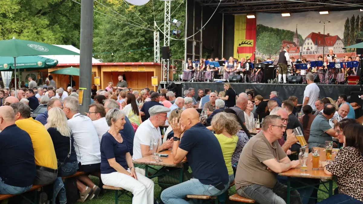 Zahlreiche Besucher geossen einen musikalischen Abend mit der Musikkapelle Deuchelried. (im Hintergrund),