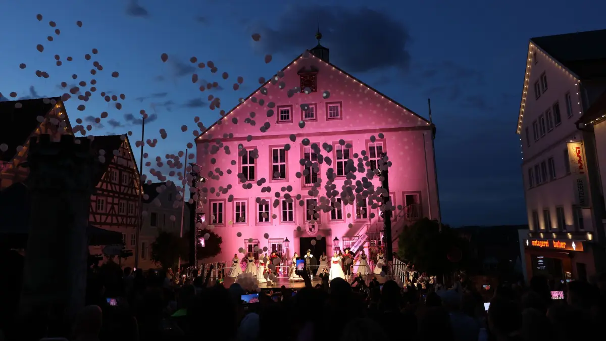 Atemberaubend, dieser Blick auf das in Farbe gehüllte Hechinger Rathaus.