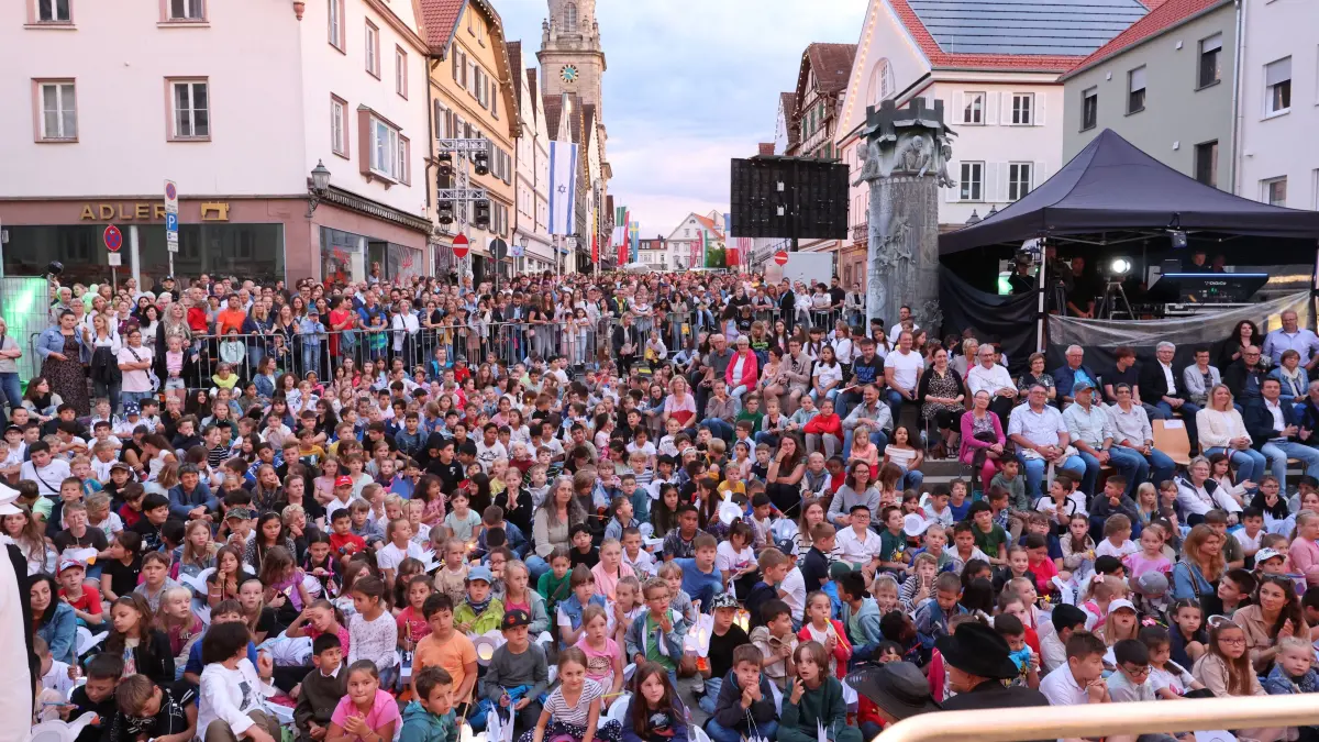 Tausende große und kleine Besucher strömten am Samstagabend auf den Marktplatz und vors Rathaus, um die Festhandlung mitzuerleben.
