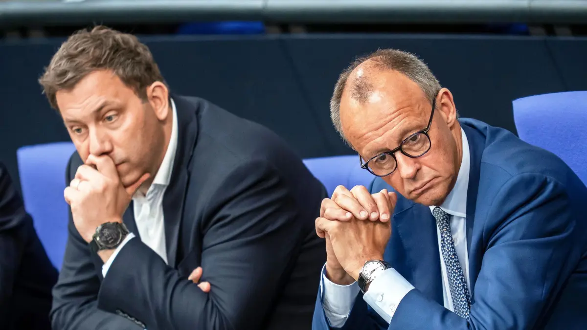 11.07.2025, Berlin: Bundeskanzler Friedrich Merz (CDU, r) verfolgt die Debatte neben Lars Klingbeil (SPD), Bundesminister der Finanzen, im Bundestag. Thema ist die Absetzung des Tagesordnungspunktes der Wahl von Richtern für das Bundesverfassungsgericht. Foto: Michael Kappeler/dpa +++ dpa-Bildfunk +++