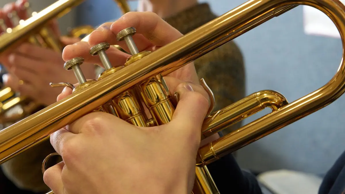 Musikschule: ARCHIV - 16.03.2023, Rheinland-Pfalz, Koblenz: Zwei Jungen spielen im Unterricht an einer Musikschule Trompete. (zu dpa: «Sound City Festival in Ludwigsfelde erwartet Zehntausende») Foto: Thomas Frey/dpa +++ dpa-Bildfunk +++