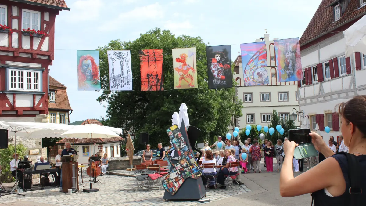 Die Vellberger Straßengalerie „Spannungsreich“, die am vergangenen Sonntag eröffnet wurde, bietet eine Menge interessanter Fotomotive.