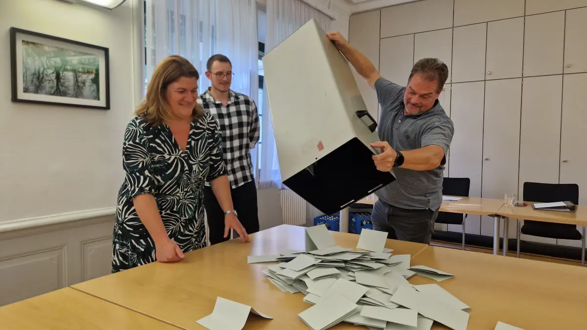 Bürgermeisterwahl 20. Juli 2025 in Gaildorf, Auszählen der Stimmen im Rathaus Galdorf. Die Erste Beigeordnete Tanja Ritter, Nick Hänle und Thomas Leipersberger (von links) leeren um 18 Uhr die Wahlurne im Gaildorfer Rathaus aus. 295 Wahlberechtigte haben dort am Sonntag ihre Stimme abgegeben.