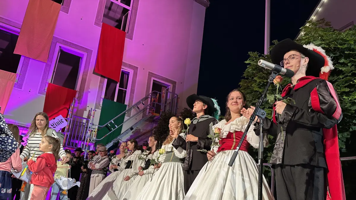 Der Lampionumzug und das Schauspiel haben Scharen von Teilnehmern und Zuschauern zum Irma-West-Fest in Hechingen geführt.