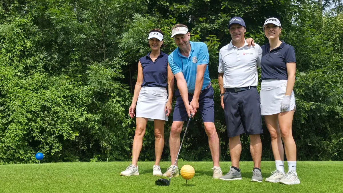 Zum Jubiläum hat sich der Golfclub Hechingen-Hohenzollern auch sportliche Prominenz auf den Hagelwasen eingeladen. Der Zweite von links ist Harry Bodmer, Weltmeister im Kunstradfahren. Rechts von ihm: Platzwart Heiko Ewert.